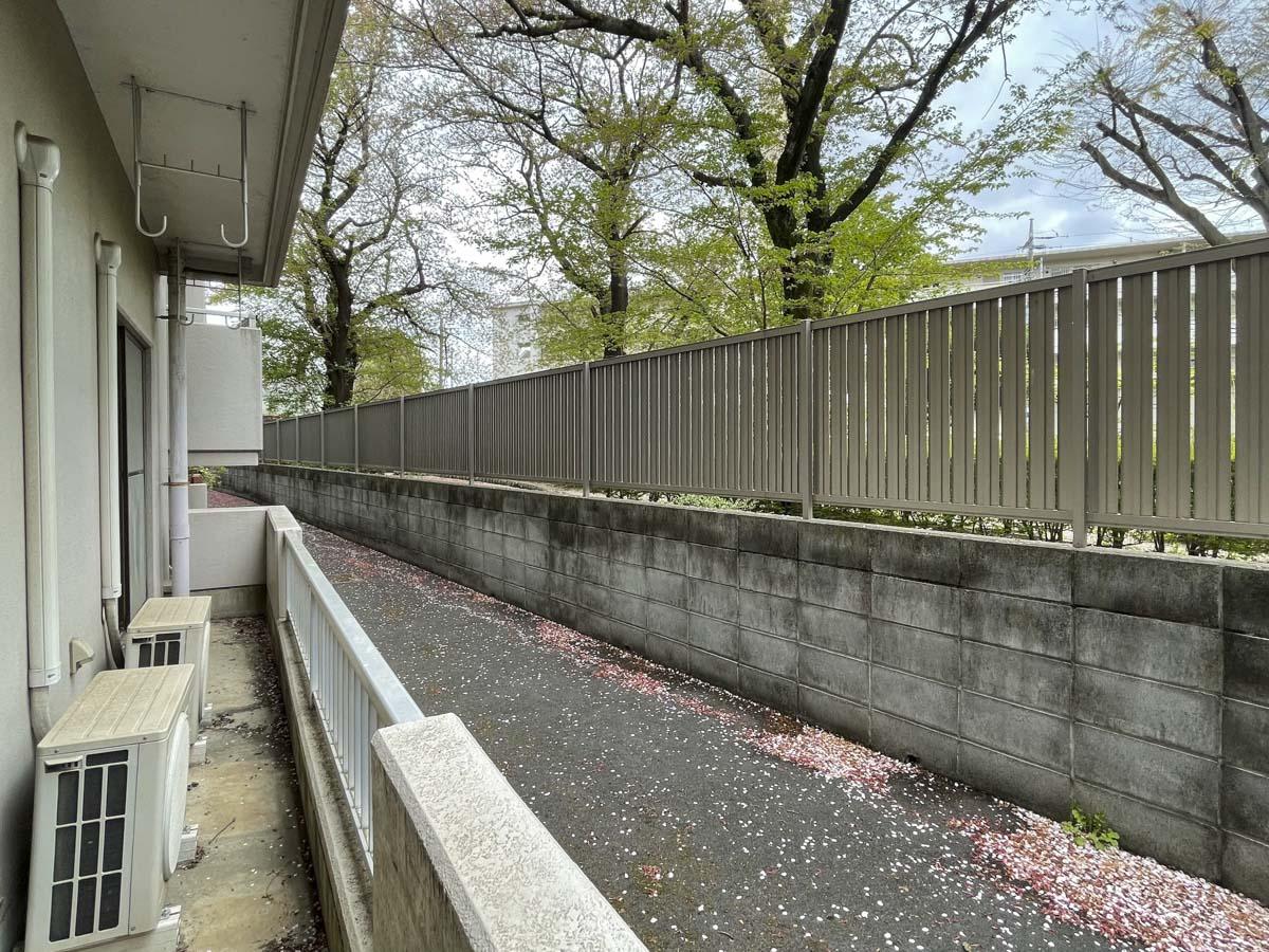 ベランダに面した通路は敷地内なので、人通りはありません