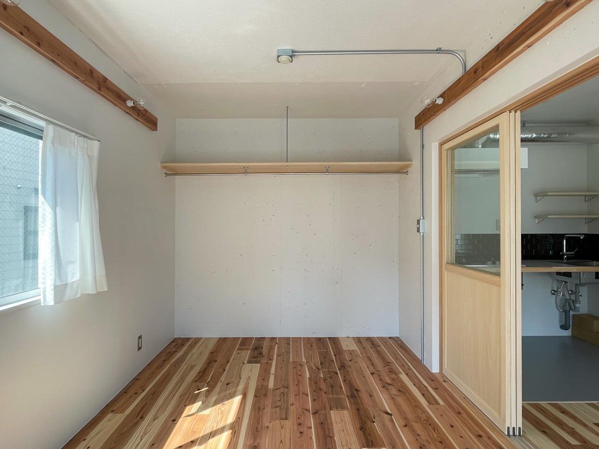 新宿区赤城下町の賃貸物件/西側の洋室にはオープンクローゼット