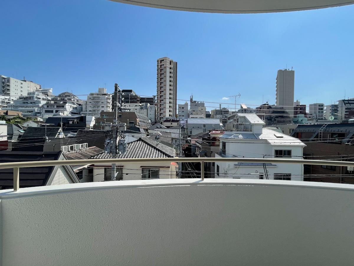 新宿区赤城下町の賃貸物件/南側は低層住宅街で抜けている