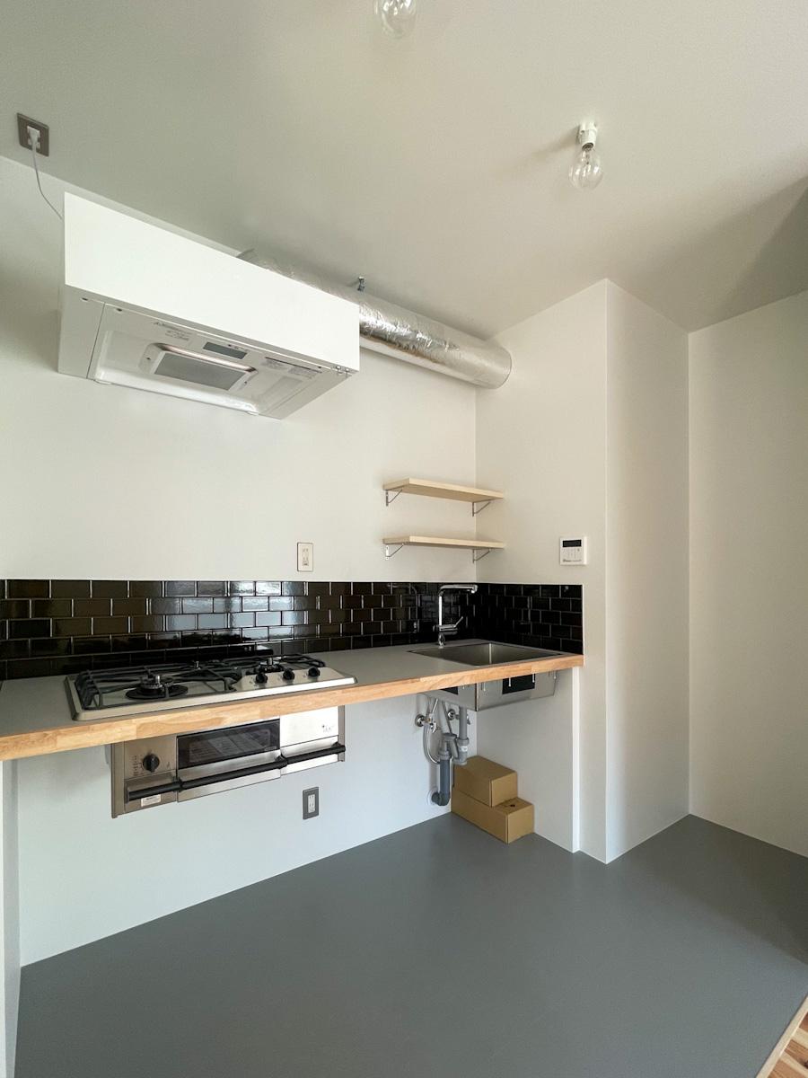 新宿区赤城下町の賃貸物件/ステンレス製の天板と黒のタイルで、クールな雰囲気のキッチン