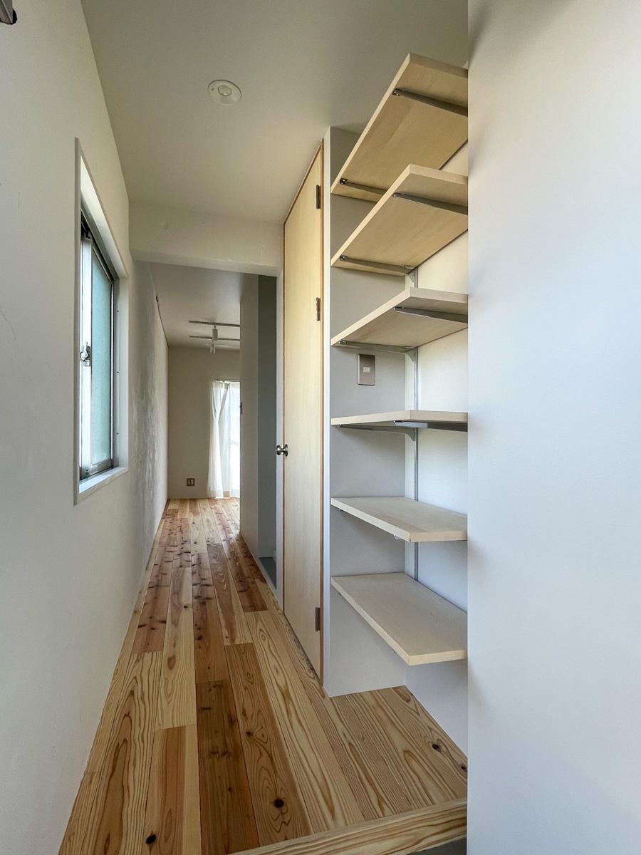 新宿区赤城下町の賃貸物件/廊下にも窓があって明るいのはうれしいポイント