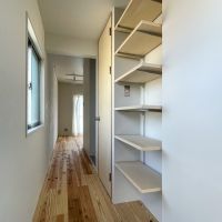 新宿区赤城下町の賃貸物件/廊下にも窓があって明るいのはうれしいポイント