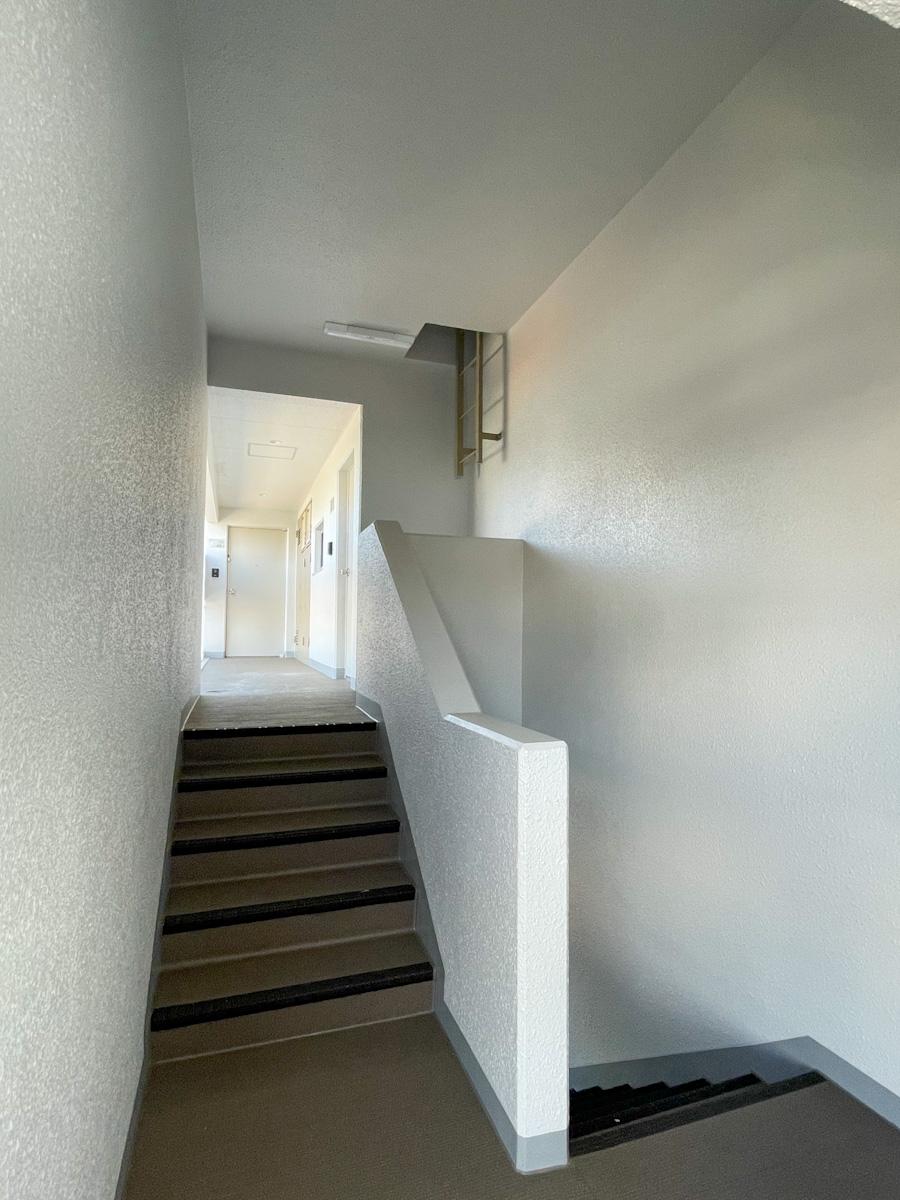 新宿区赤城下町の賃貸物件/建物にはエレベーターがなく階段のみ