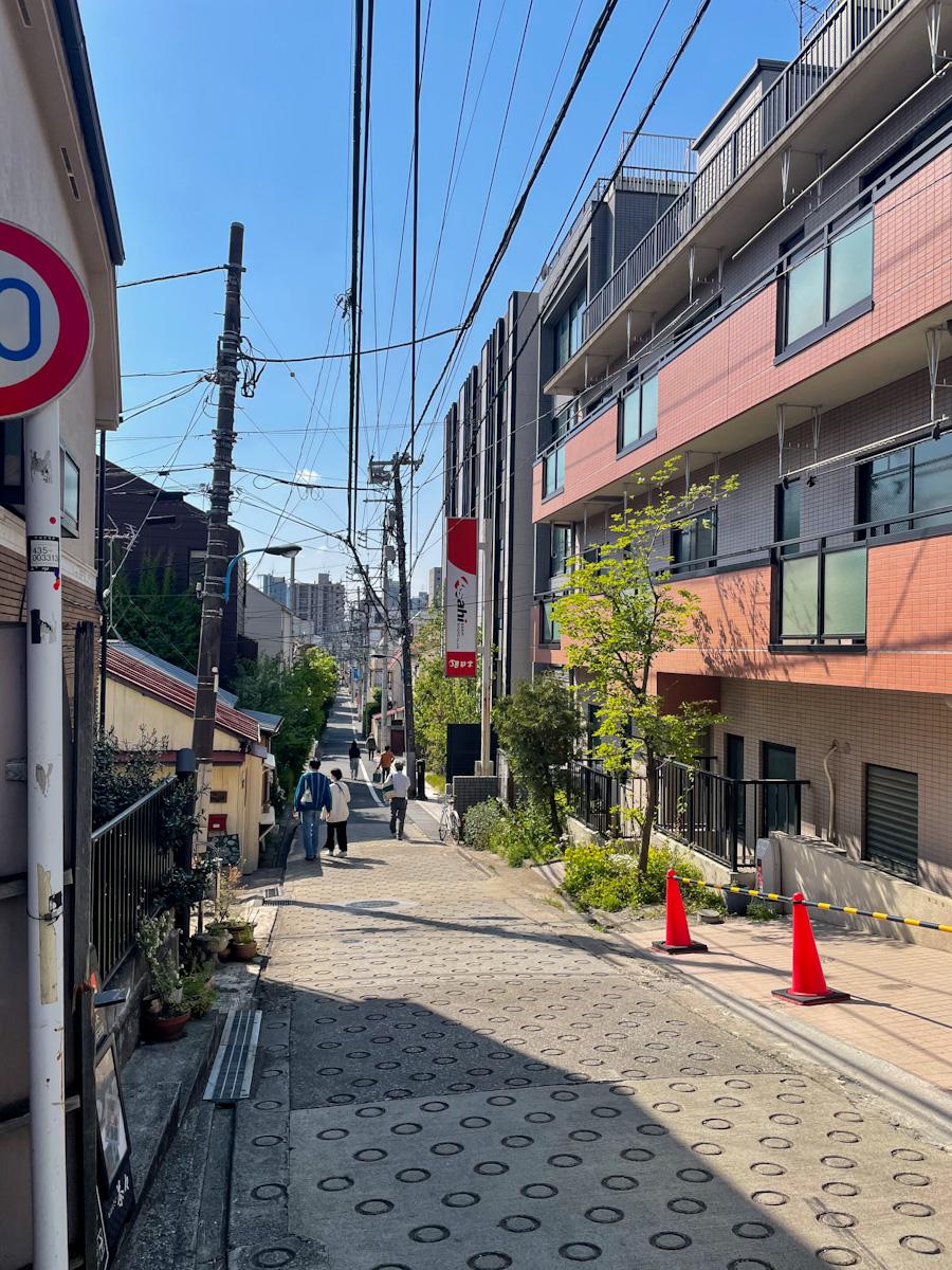 新宿区赤城下町の賃貸物件/物件付近は裏神楽坂と呼ばれるエリアで、すてきな店が点在する