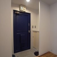 目黒区三田の賃貸物件/玄関ドアもネイビーです