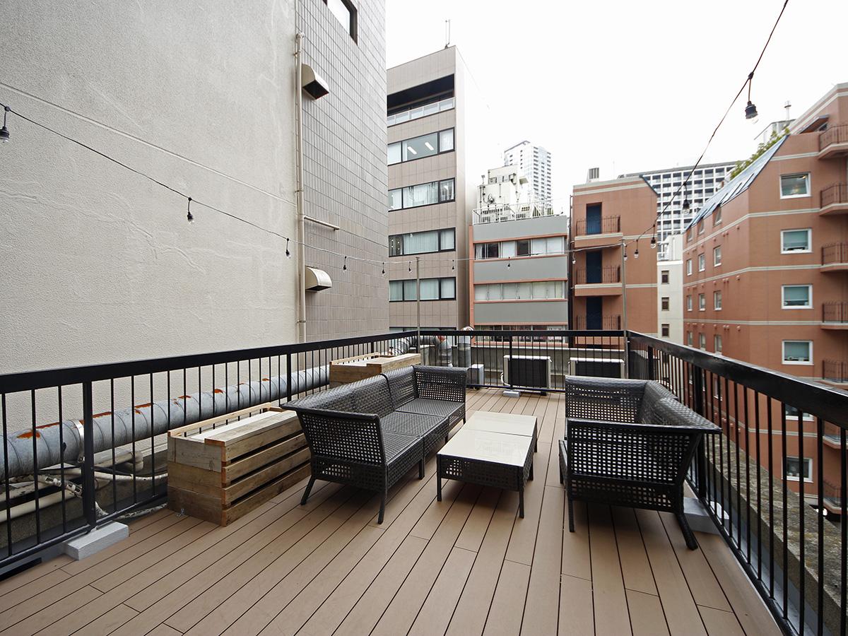 3,4階入居者共用の屋上。椅子などは撤去予定