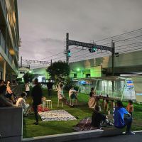 杉並区高円寺北の賃貸物件/夜の芝生庭では、即席のスクリーンで映画鑑賞なども