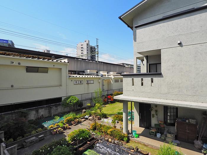 隣敷地の借景。その先に見えるのは駅のホーム、というくらい駅が近い!
