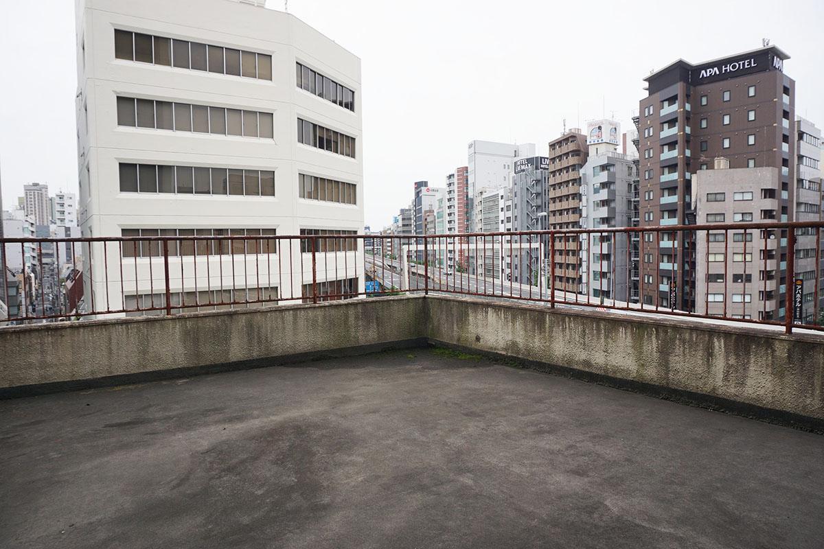 約35㎡の屋上。眺望が抜けていて気持ちいい