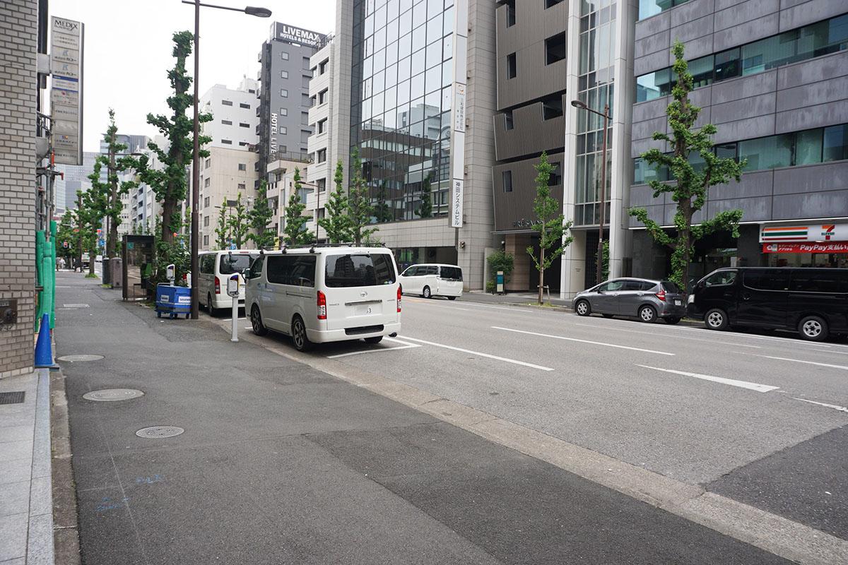 建物前面道路。車の通りは少ない