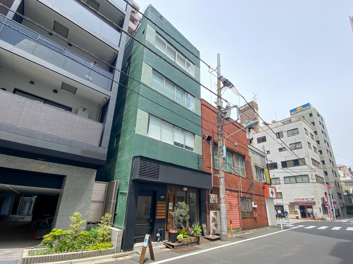 中央区日本橋馬喰町の賃貸物件/黒い鉢に植えられたサボテンみたいな外観