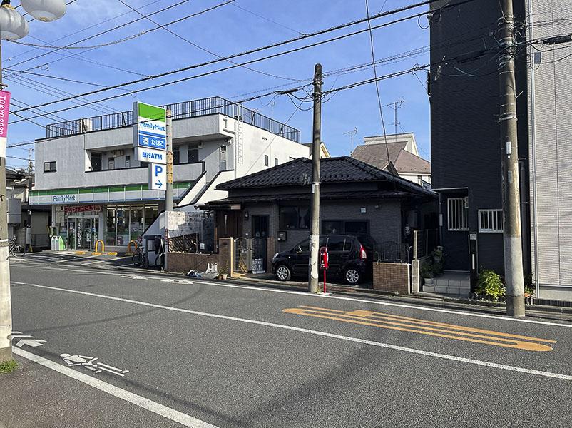 建物のはす向かいにはコンビニ