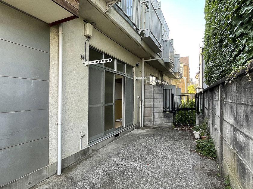 6畳部屋の前にある駐車場は現在空きあり、月額16,500円