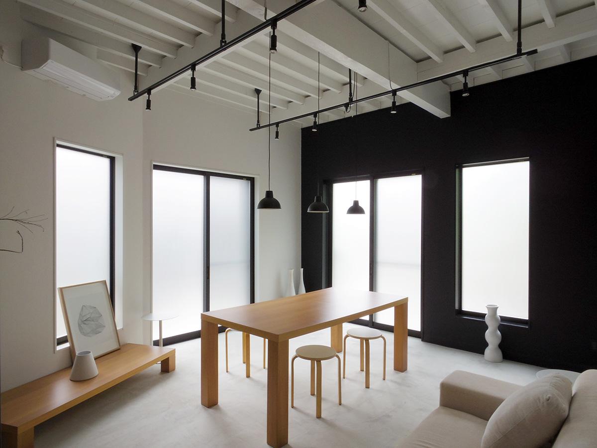 板橋区若木の賃貸物件/モダンな住空間にナチュラルな家具が良く似合う