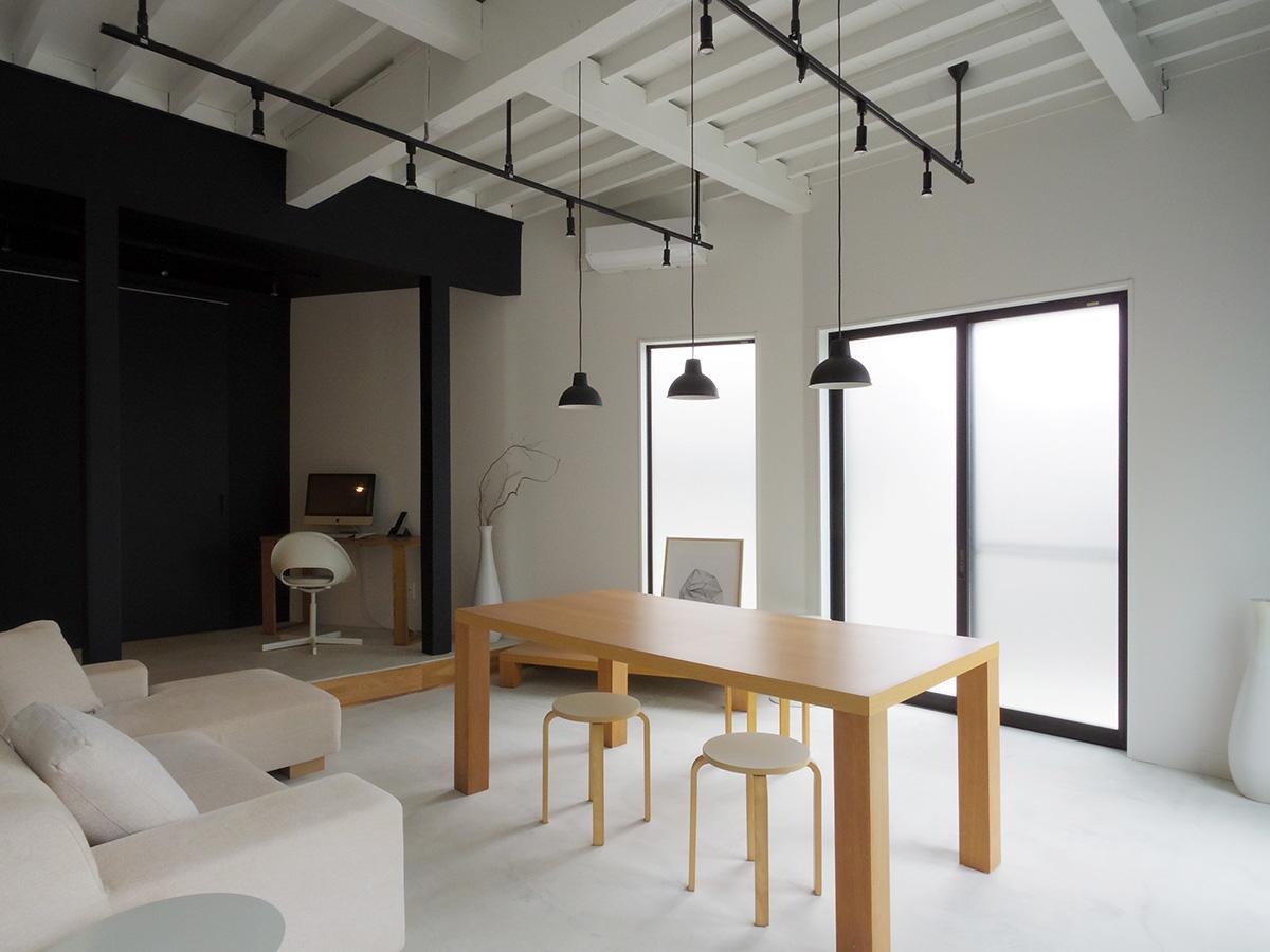 板橋区若木の賃貸物件/アトリエスペースは天井高3.1m。白、黒、グレーで色調を統一した内装