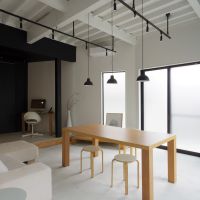 板橋区若木の賃貸物件/アトリエスペースは天井高3.1m。白、黒、グレーで色調を統一した内装