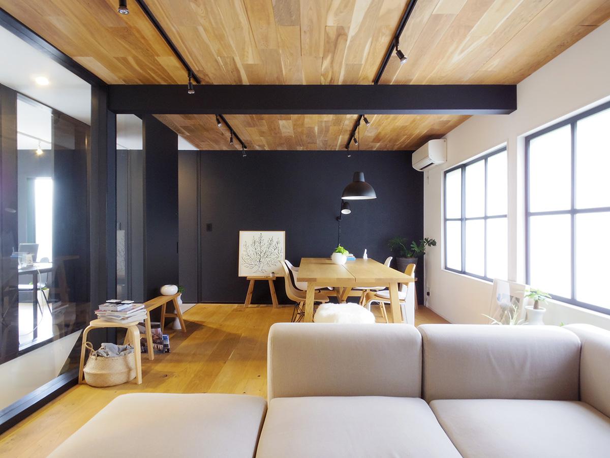 板橋区若木の賃貸物件/2階リビングダイニング。めずらしい幅19cmの床は無垢のオーク材。板張りの天井もオーク材