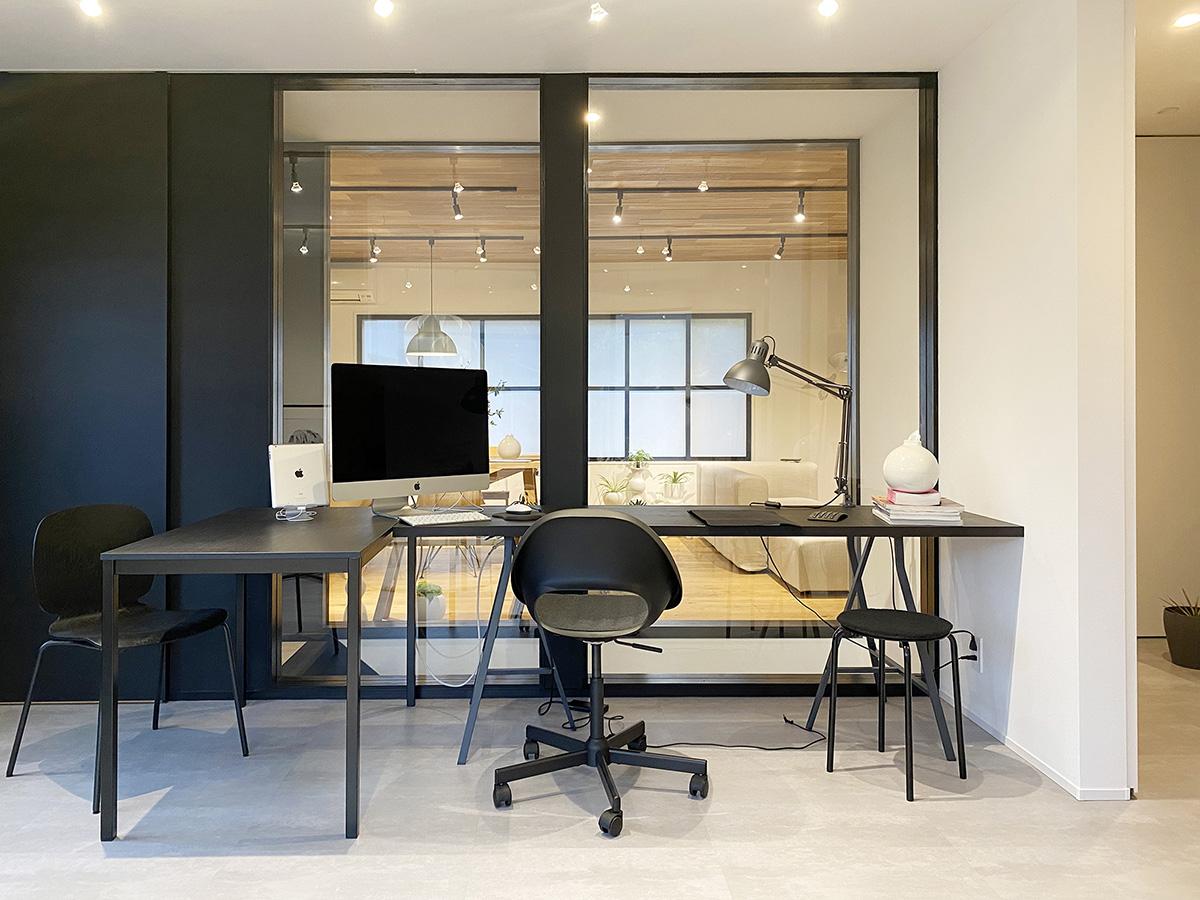 板橋区若木の賃貸物件/リビングと階段を挟んだ洋室は透明ガラスで間仕切りされているため開放的