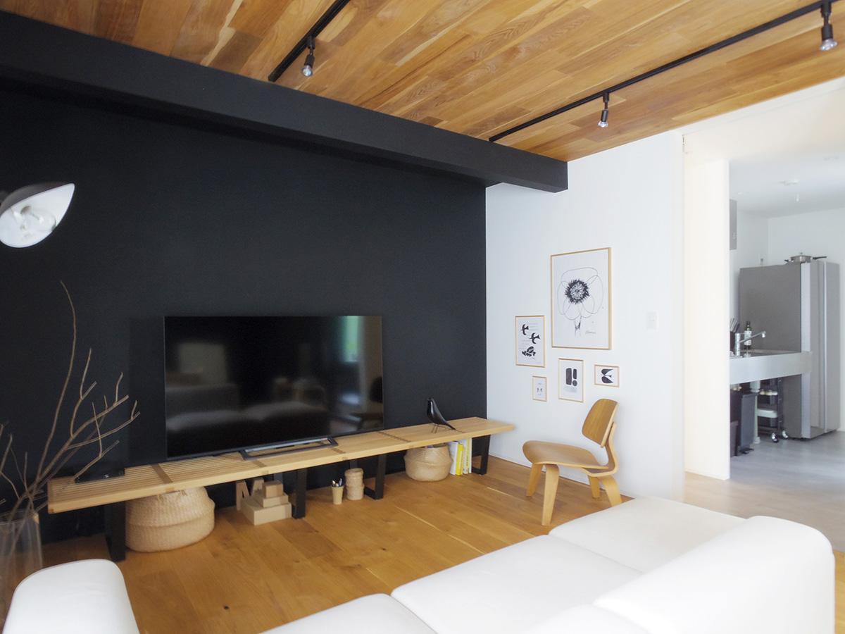 板橋区若木の賃貸物件/リビングも広々。奥には回遊できるつくりのキッチンがある