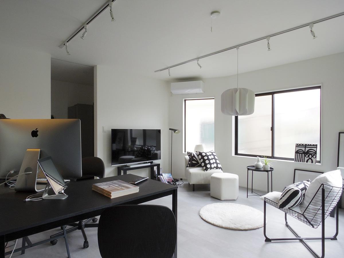 板橋区若木の賃貸物件/11畳洋室。床はフロアタイル、扉は天井まで高さがあるハイドアを採用