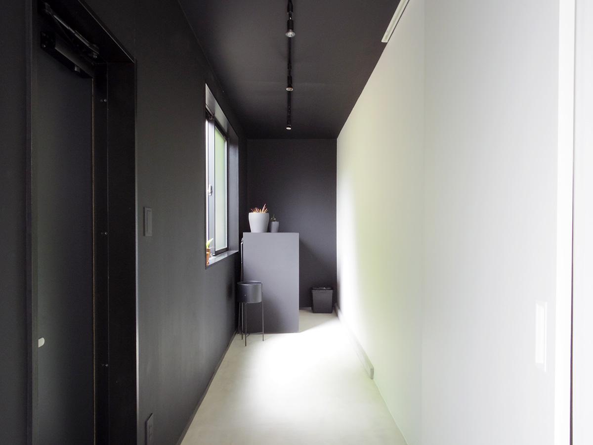 板橋区若木の賃貸物件/東側の出入り口。右の扉は収納