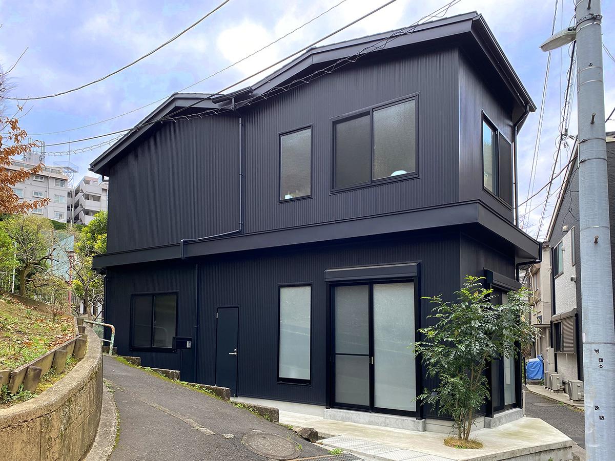 板橋区若木の賃貸物件/シンプルな黒の外観が印書的な建物。外壁は亜鉛メッキ鋼板