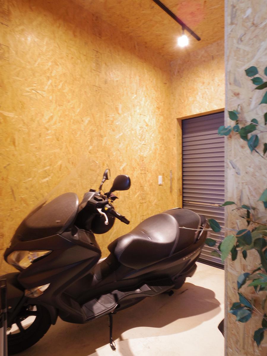 板橋区若木の賃貸物件/小上がりの奥は水栓付きのガレージ。バイクや自転車を止められるサイズ