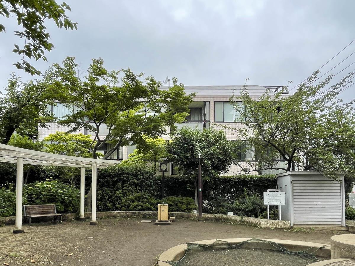 杉並区善福寺の賃貸物件/小さな公園に面した3階建のマンション