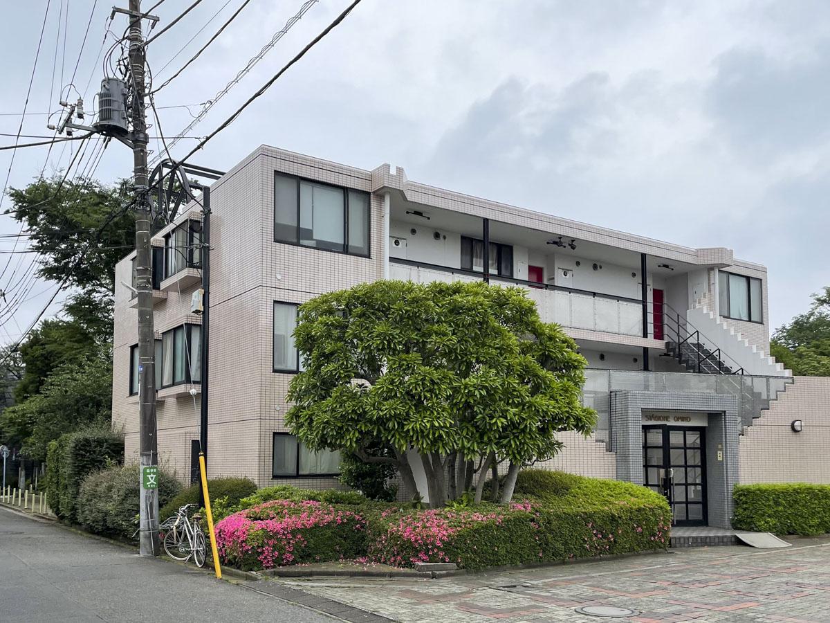 杉並区善福寺の賃貸物件/正面からの外観。駐車場と駐輪場が使えます