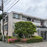 杉並区善福寺の賃貸物件/正面からの外観。駐車場と駐輪場が使えます