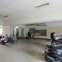 世田谷区若林の賃貸物件/共用部。奥にエレベーターがある