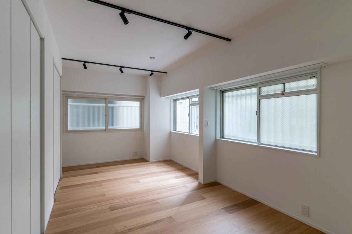 将来的には真ん中に壁を立てれば2部屋に仕切れる寝室