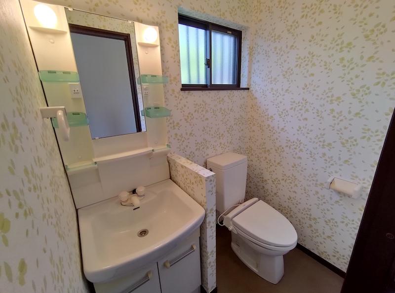 洗面台とトイレは同じ空間です