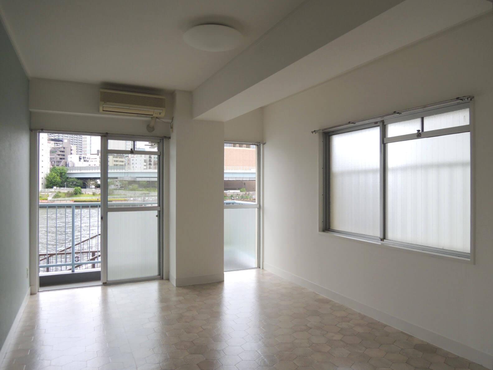 角部屋で窓2面、川向きの3枚窓がうれしい