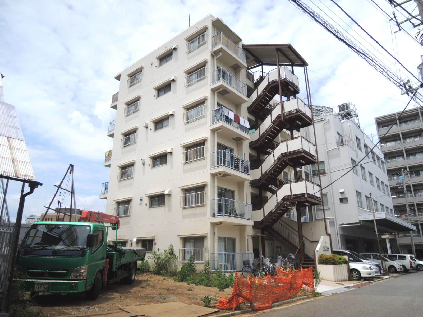 川の反対側から