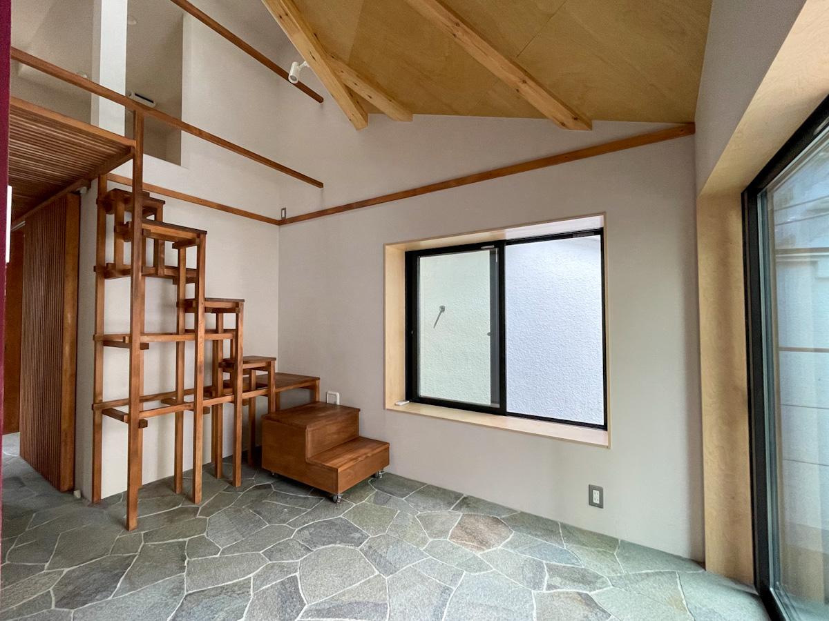 窓が多く、ふわっと風が入り、心地良い光で満たされている