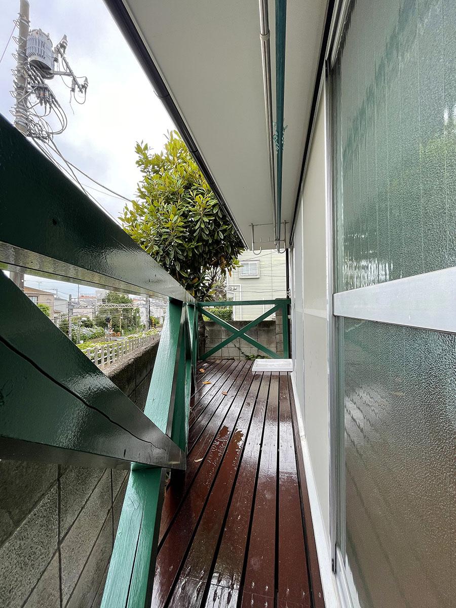 ウッドデッキ。窓を開け放して縁側でくつろぐのも気持ちよさそう