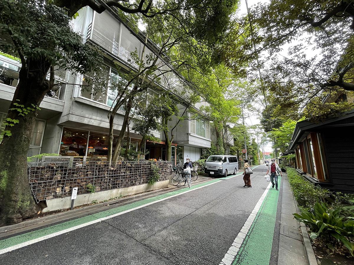 物件のすぐ近くには豊かな緑が残るエリア。おいしいパン屋やすてきな花屋など、雰囲気の良い店が立ち並ぶ