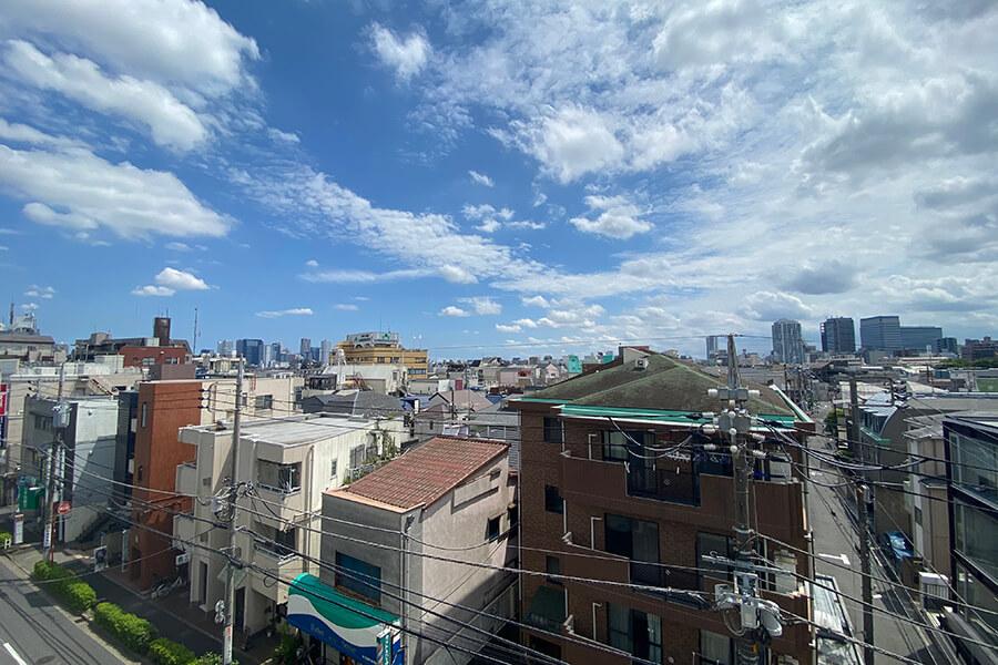 窓からはこの眺望。空が広く、気持ちいいです。