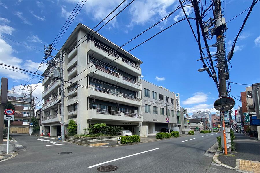 レトロな雰囲気のマンションです