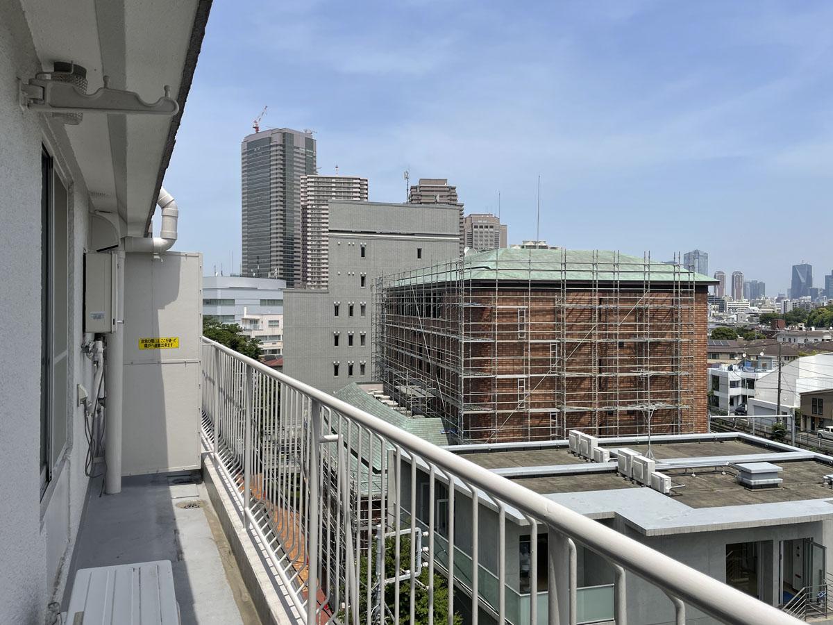 洗濯機を置く場合はバルコニーに置くことができます