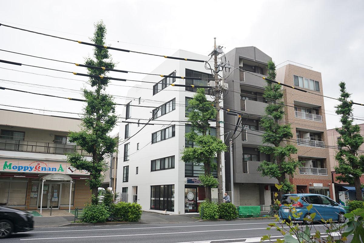 募集区画は道路沿いの最上階。1階にはコインランドリーが入居中