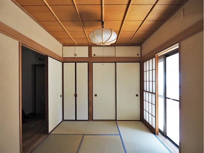 押入れあり。右手の窓から出入りするようにしてもいい