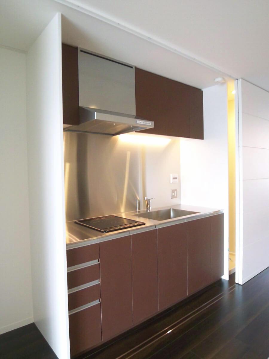 品川区西中延の賃貸物件/IHコンロのキッチン、左側に冷蔵庫