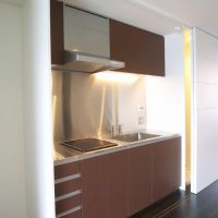 品川区西中延の賃貸物件/IHコンロのキッチン、左側に冷蔵庫