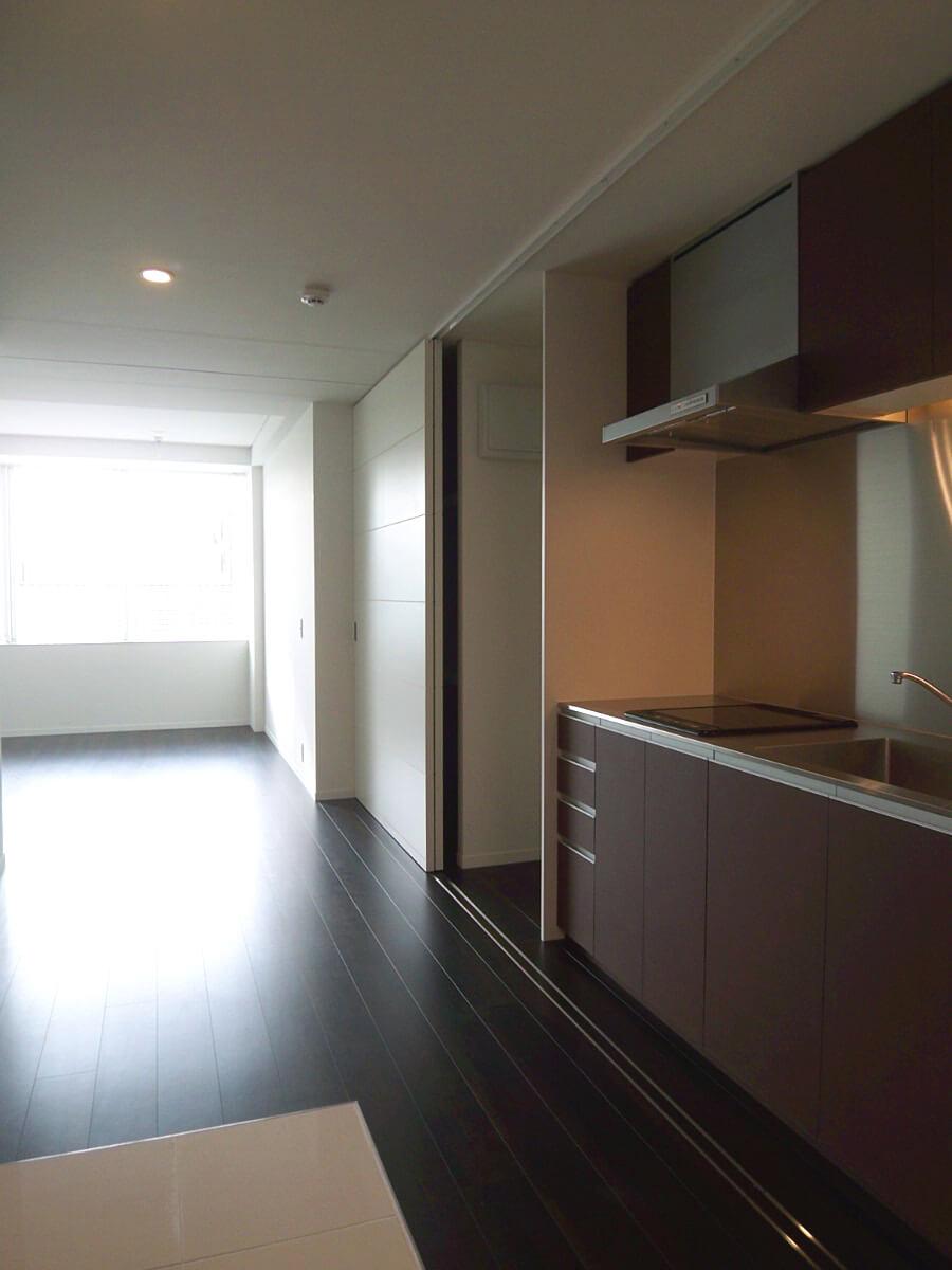 品川区西中延の賃貸物件/寝室側からリビングを見る