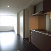 品川区西中延の賃貸物件/寝室側からリビングを見る