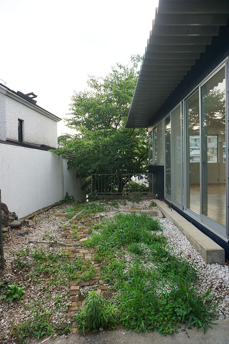 世田谷区瀬田の賃貸物件/LDK南側の庭。奥に地下への階段がある。庭に手を加えたい場合は貸主に相談