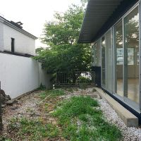 世田谷区瀬田の賃貸物件/LDK南側の庭。奥に地下への階段がある。庭に手を加えたい場合は貸主に相談