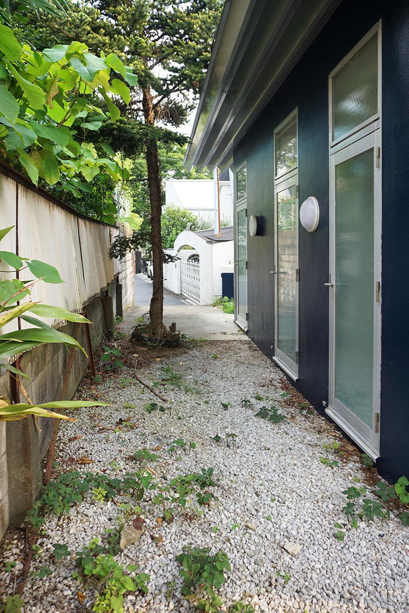 世田谷区瀬田の賃貸物件/手前からお風呂、キッチン、玄関ドア